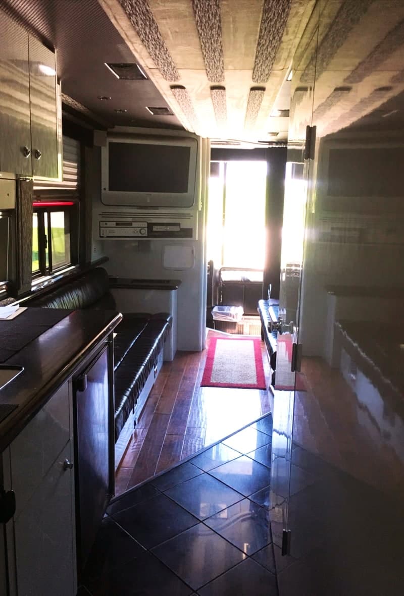 Entertainer coach seating and lounge