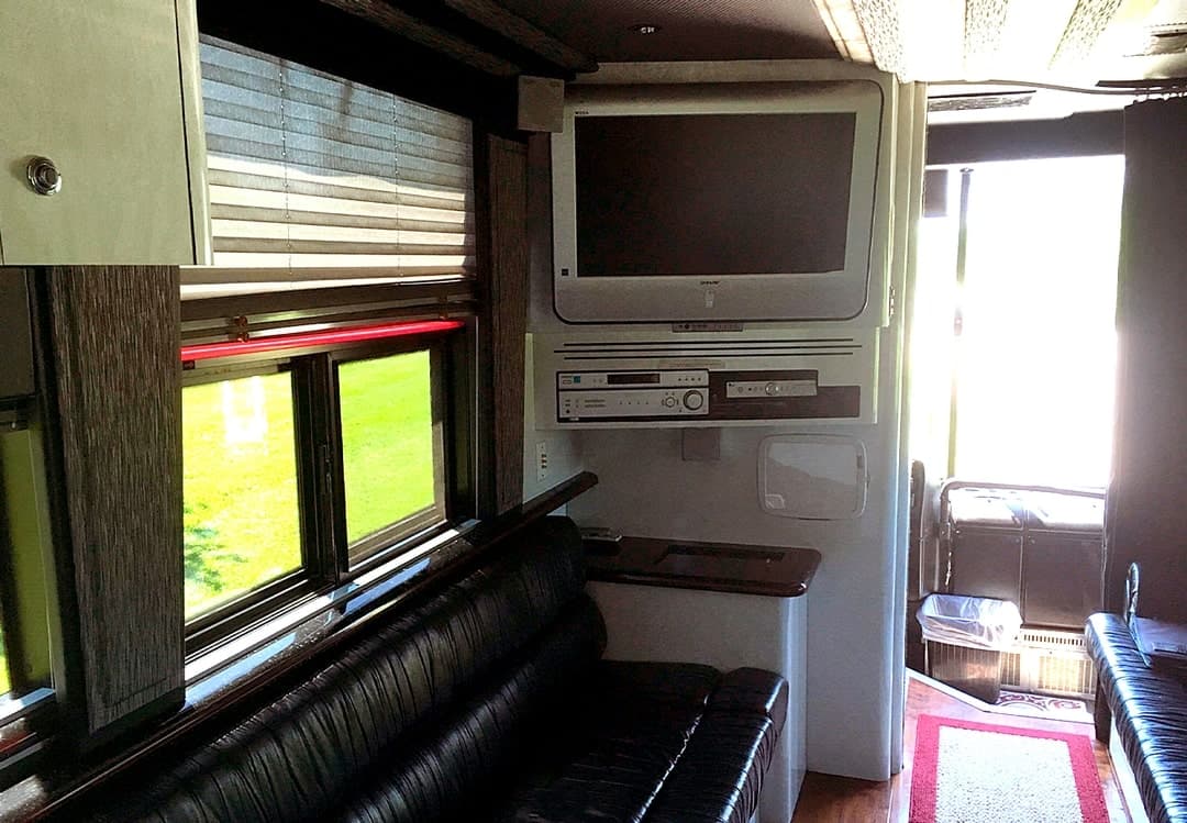Entertainer coach lounge interior